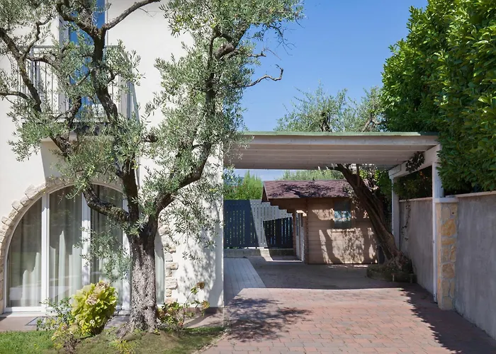 Willa Lisi With Pool